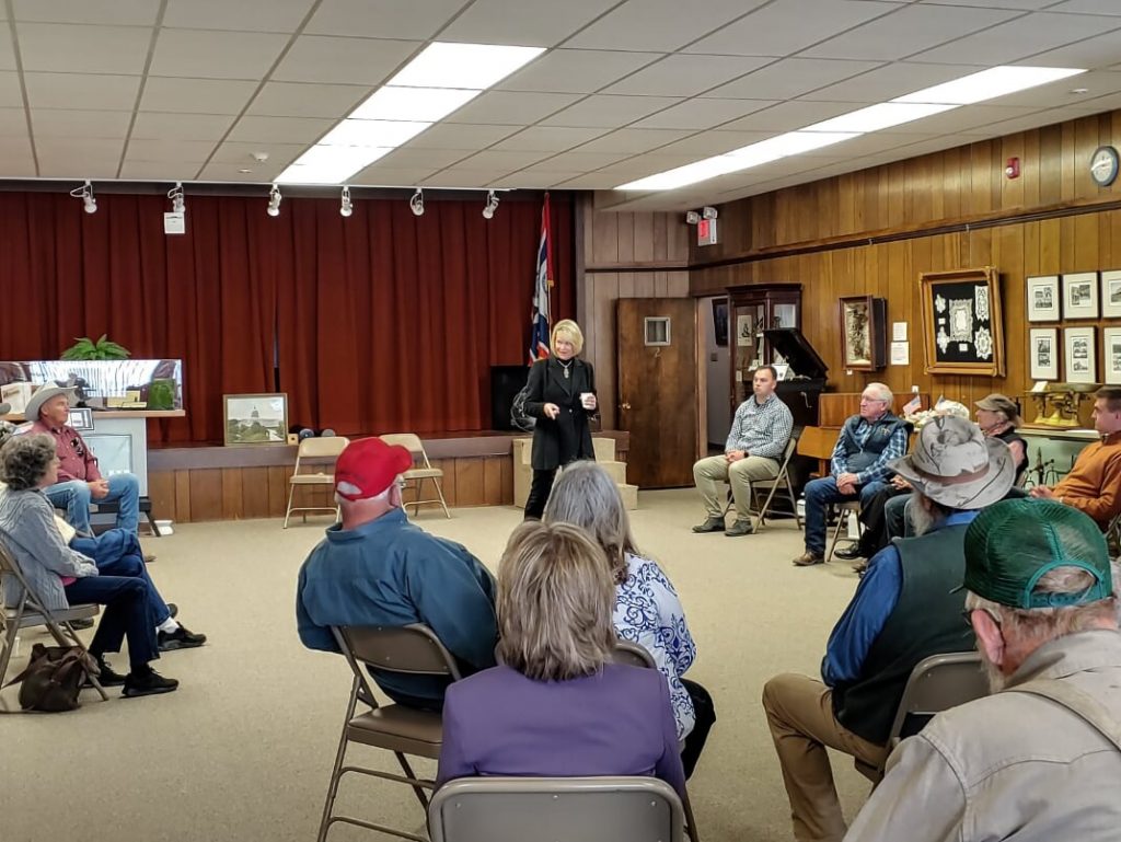 Cynthia Lummis speaks to Thermopolis residents