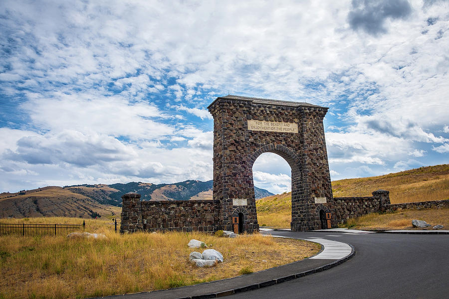 roosevelt-arch-yellowstone-national-park-gardiner-montana-jeffrey-ross