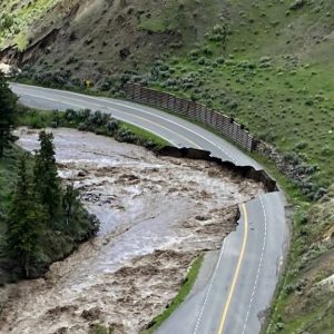 https___cdn.cnn_.com_cnnnext_dam_assets_220617141502-04-yellowstone-park-flooding-0613-1024x576.jpg